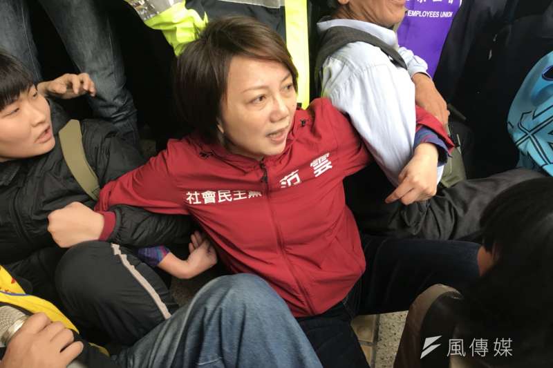 勞團及民團抗議勞基法第二波衝突,勞團佔領群賢樓前手拉手,范雲也在。(謝孟穎攝) 勞團及民團抗議勞基法第二波衝突,勞團佔領群賢樓前手拉手,范雲也在。(謝孟穎攝)
