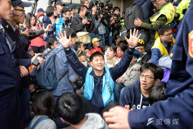 勞團及民團抗議勞基法第二波衝突，民眾衝群賢樓後在群賢樓前坐下。(甘岱民攝)