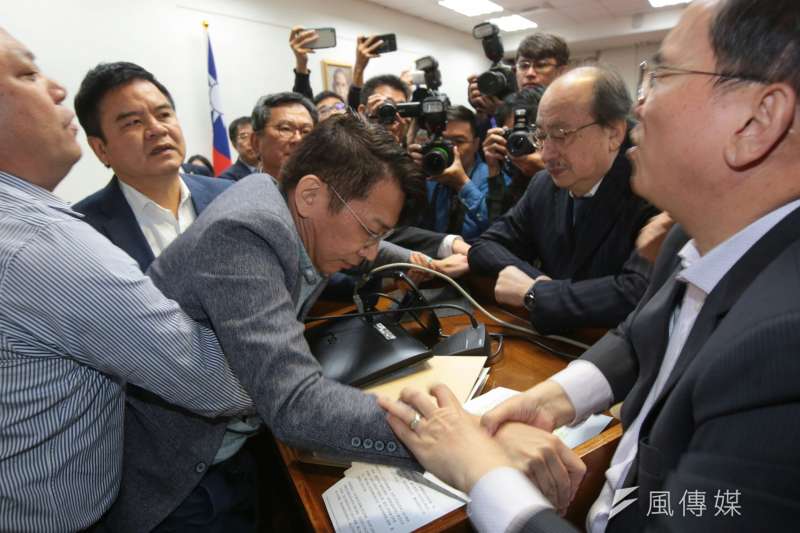 2017-12-04-立法院衛環委員會審查勞基法修正草案,時代力量立委徐永明遭強力排除。(顏麟宇攝) 2017-12-04-立法院衛環委員會審查勞基法修正草案,時代力量立委徐永明遭強力排除。(顏麟宇攝)