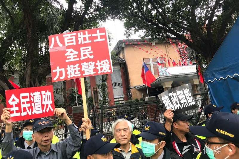 2017-12-04-立法院衛環委員審查勞基法修正草案，勞團聚集於場外抗議，八百壯士也到場力挺。（謝孟穎攝）