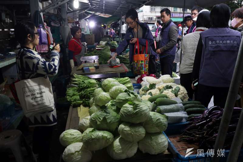 20171205-台北市政府食安官王明理上午指揮衛生局、市場處、警察局等單位人員，前往批發市場周邊攤販，進行農藥殘留採驗作業。（蘇仲泓攝）