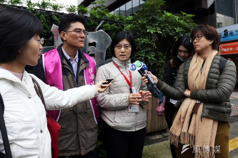 20171205-台北市政府食安官王明理(中)上午指揮衛生局、市場處、警察局等單位人員，前往批發市場周邊攤販，進行農藥殘留採驗作業。圖為王明理(中)向媒體說明。（蘇仲泓攝）