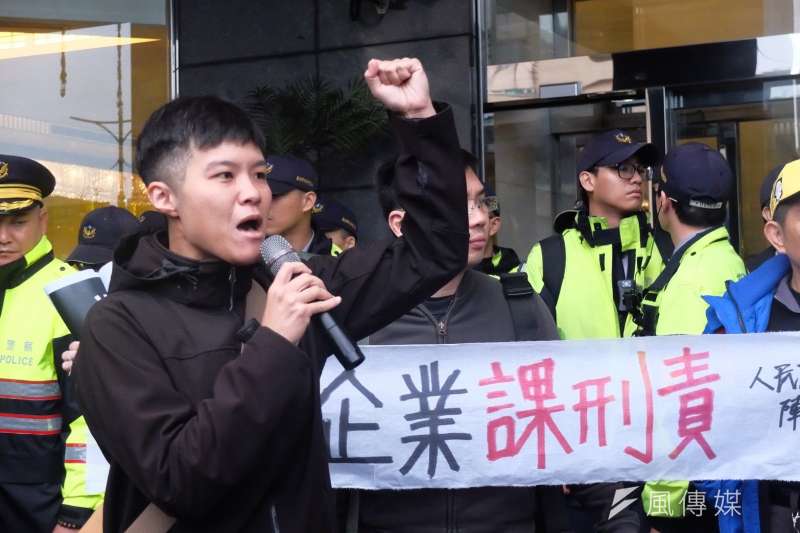 20171212-行政院長賴清德與工商團體12日於台北市五星級飯店花園酒店進行早餐會,勞工團體在外集結為《勞基法》修法抗議。圖為工傷協會劉念雲。(謝孟穎攝) 20171212-行政院長賴清德與工商團體12日於台北市五星級飯店花園酒店進行早餐會,勞工團體在外集結為《勞基法》修法抗議。圖為工傷協會劉念雲。(謝孟穎攝)