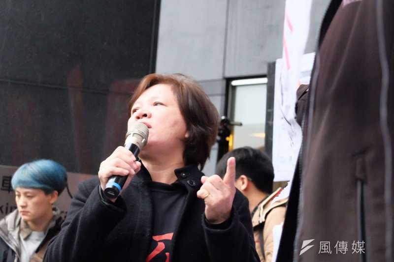 20171212-行政院長賴清德與工商團體12日於台北市五星級飯店花園酒店進行早餐會,勞工團體在外集結為《勞基法》修法抗議。圖為工傷協會理事長林淑真。(謝孟穎攝) 20171212-行政院長賴清德與工商團體12日於台北市五星級飯店花園酒店進行早餐會,勞工團體在外集結為《勞基法》修法抗議。圖為工傷協會理事長林淑真。(謝孟穎攝)
