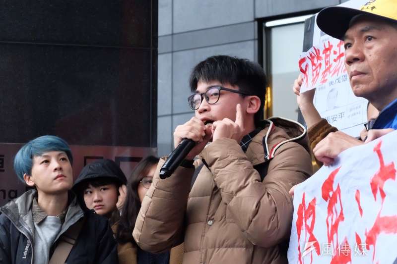 20171212-行政院長賴清德與工商團體12日於台北市五星級飯店花園酒店進行早餐會,勞工團體在外集結為《勞基法》修法抗議。圖為大觀自救會鄭仲皓。(謝孟穎攝) 20171212-行政院長賴清德與工商團體12日於台北市五星級飯店花園酒店進行早餐會,勞工團體在外集結為《勞基法》修法抗議。圖為大觀自救會鄭仲皓。(謝孟穎攝)