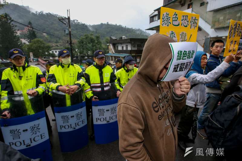 新黨王炳忠等4人疑涉《國安法》遭調查局幹員帶走案，新黨號召民眾到北宜公路上的調查局國安站外聲援。（陳明仁攝）