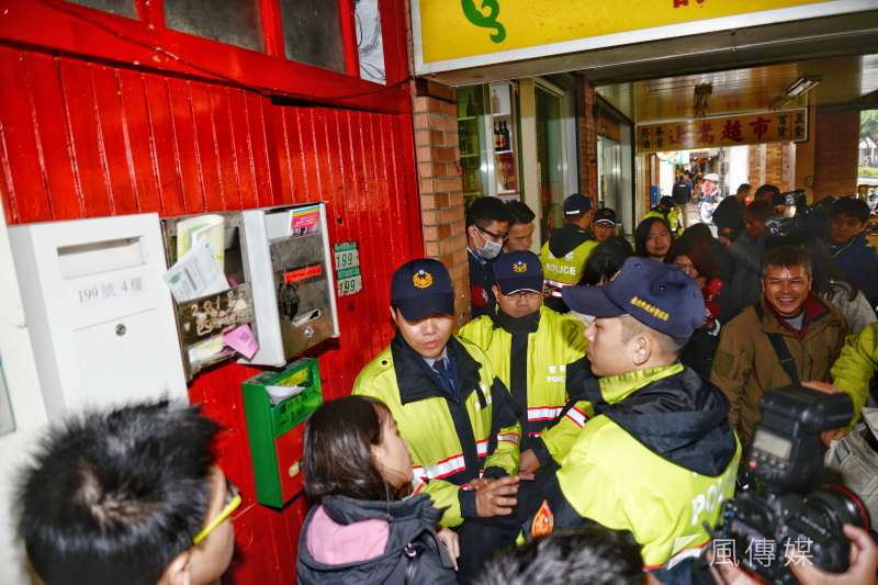 台北地檢署、警方依涉嫌違反《國家安全法》,持搜索票搜索王炳忠住家。(甘岱民攝)