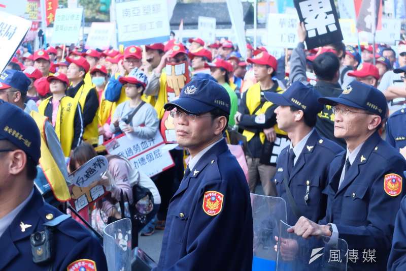 警察一路緊跟著勞團遊行隊伍,在行政院拒馬前產生衝突。(謝孟穎攝) 警察一路緊跟著勞團遊行隊伍,在行政院拒馬前產生衝突。(謝孟穎攝)