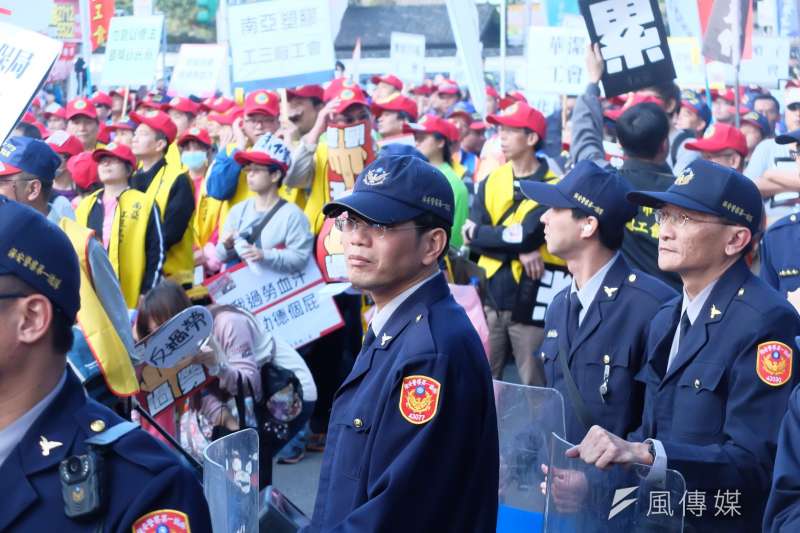 警察一路緊跟著勞團遊行隊伍，在行政院拒馬前產生衝突。（謝孟穎攝）