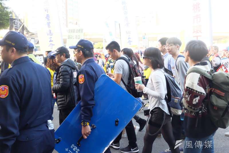 警察一路緊跟著勞團遊行隊伍,在行政院拒馬前產生衝突。(謝孟穎攝) 警察一路緊跟著勞團遊行隊伍,在行政院拒馬前產生衝突。(謝孟穎攝)
