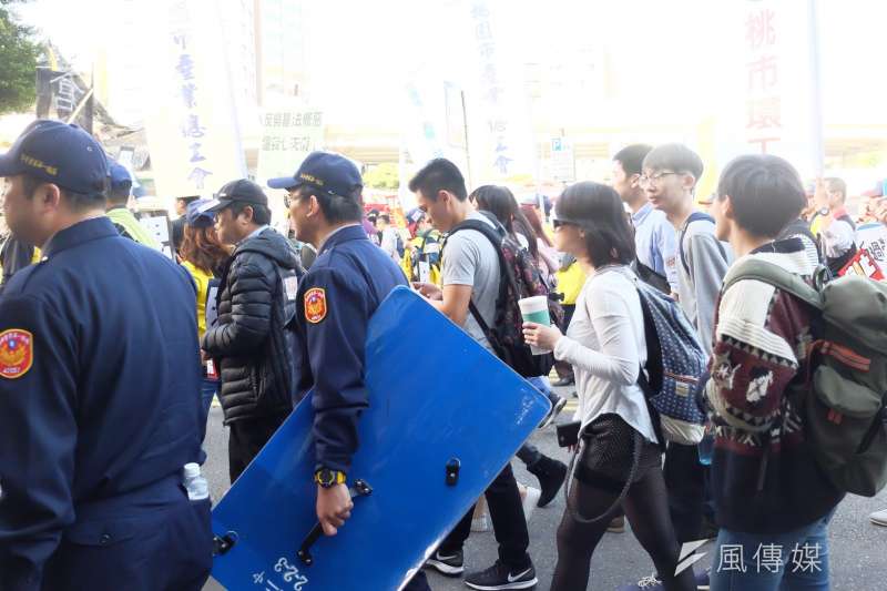 警察一路緊跟著勞團遊行隊伍，在行政院拒馬前產生衝突。（謝孟穎攝）