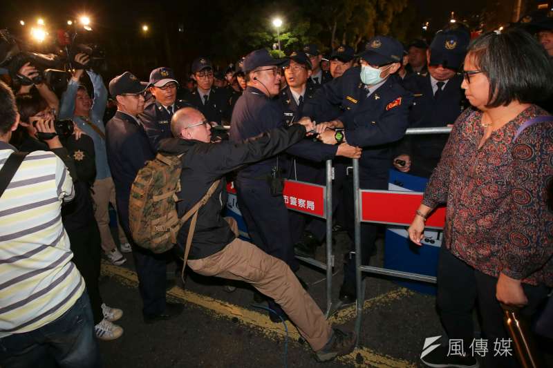 20171223-勞工大遊行,勞團抗議勞基法休法,晚間在馬路中央靜坐,與警方拉扯。(顏麟宇攝) 20171223-勞工大遊行,勞團抗議勞基法休法,晚間在馬路中央靜坐,與警方拉扯。(顏麟宇攝)