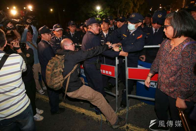 20171223-勞工大遊行，勞團抗議勞基法休法，晚間在馬路中央靜坐，與警方拉扯。（顏麟宇攝） 