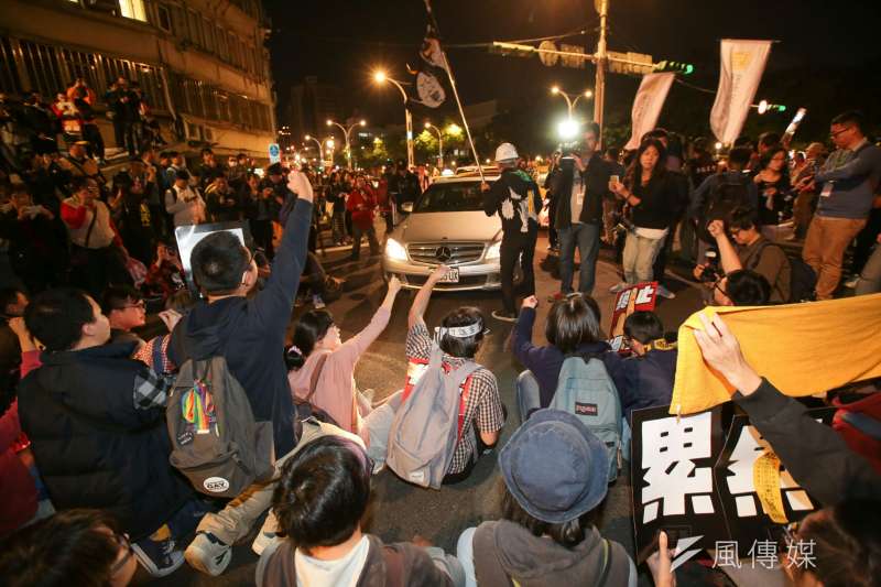 20171223-勞工大遊行,勞團抗議勞基法休法,晚間在馬路中央靜坐,與警方拉扯。(顏麟宇攝) 20171223-勞工大遊行,勞團抗議勞基法休法,晚間在馬路中央靜坐,與警方拉扯。(顏麟宇攝)