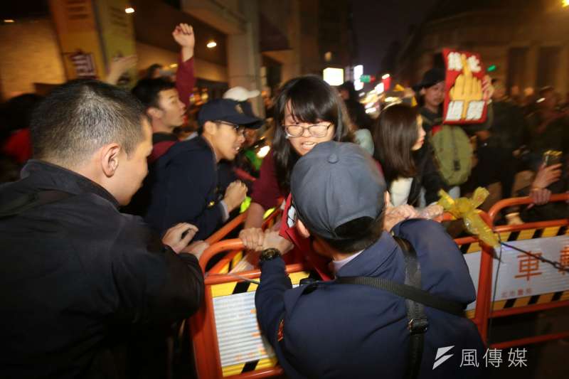 20171223-勞工大遊行,勞團抗議勞基法休法,晚間衝到中華路與警方拉扯。(顏麟宇攝) 20171223-勞工大遊行,勞團抗議勞基法休法,晚間衝到中華路與警方拉扯。(顏麟宇攝)