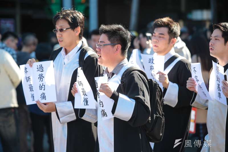 20171223-勞團23日舉行「反對勞基法修惡大遊行」，律師也現身力挺。（顏麟宇攝）