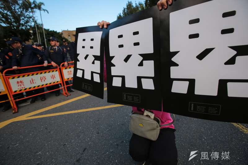 20171223-勞團23日舉行「反對勞基法修惡大遊行」,遊行民眾衝破封鎖線佔領車道抗議,並高舉「累」的標語表達訴求。(顏麟宇攝) 20171223-勞團23日舉行「反對勞基法修惡大遊行」,遊行民眾衝破封鎖線佔領車道抗議,並高舉「累」的標語表達訴求。(顏麟宇攝)