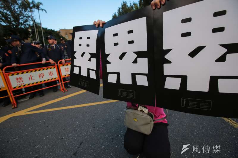 20171223-勞團23日舉行「反對勞基法修惡大遊行」，遊行民眾衝破封鎖線佔領車道抗議，並高舉「累」的標語表達訴求。（顏麟宇攝）