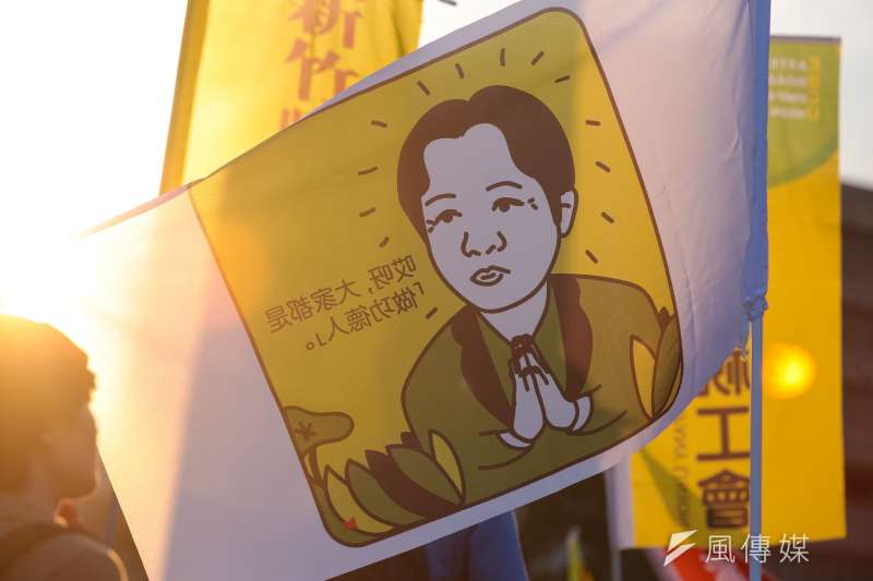 20171223-勞團23日舉行「反對勞基法修惡大遊行」,遊行民眾衝破封鎖線佔領車道抗議,並舉著畫有行政院長賴清德的旗子表達訴求。(顏麟宇攝) 20171223-勞團23日舉行「反對勞基法修惡大遊行」,遊行民眾衝破封鎖線佔領車道抗議,並舉著畫有行政院長賴清德的旗子表達訴求。(顏麟宇攝)
