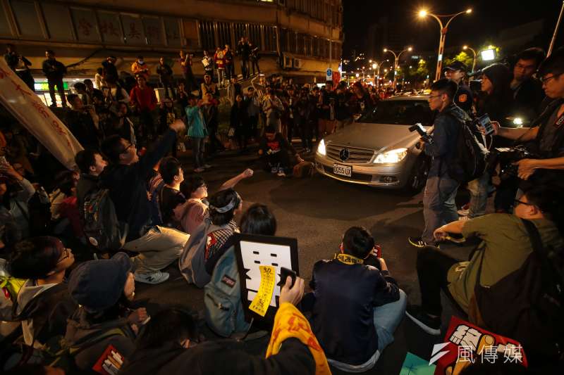 20171223-勞團23日舉行「反對勞基法修惡大遊行」，晚間主辦單位宣布遊行結束後，部分學生不願散去佔領車道抗議。（顏麟宇攝）