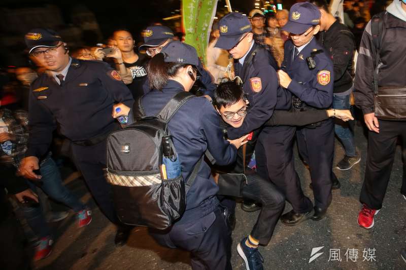 20171223-勞團23日舉行「反對勞基法修惡大遊行」，晚間主辦單位宣布遊行結束後，部分學生不願散去佔領車道抗議遭警方架離。（顏麟宇攝）