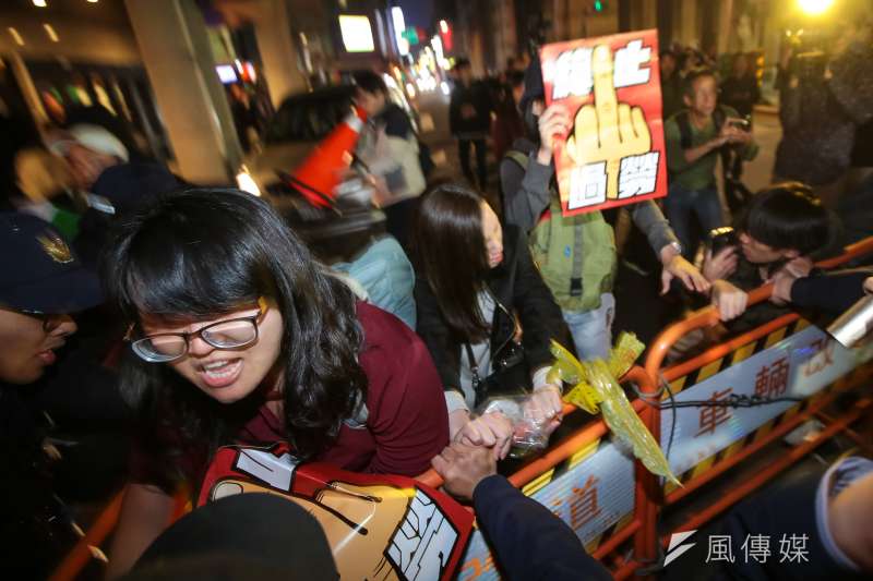 20171223-勞團23日舉行「反對勞基法修惡大遊行」，晚間散場後部分學生不願離去，並採取街頭游擊戰方式於懷寧街與警方發生拉扯衝突。（顏麟宇攝）