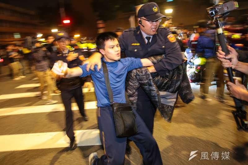 20171223-勞團23日舉行「反對勞基法修惡大遊行」，晚間散場後部分學生不願離去，並採取街頭游擊戰方式，步行佔領中山南路車道遭警方架離。（顏麟宇攝）