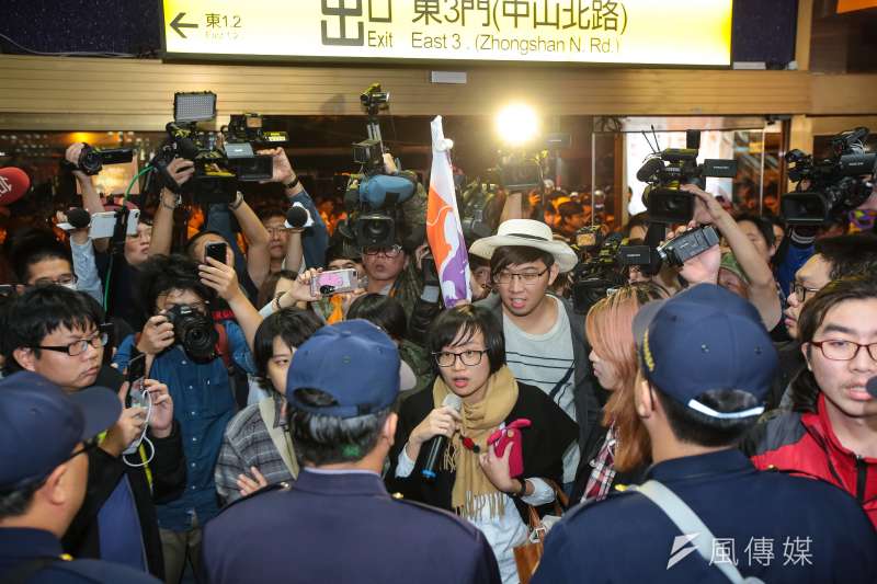 20171223-勞團23日舉行「反對勞基法修惡大遊行」,晚間散場後部分學生不願離去,並採取街頭游擊戰方式步行佔領北市車道表達抗議,最後於台北車站東三門前與警方發生對峙。(顏麟宇攝) 20171223-勞團23日舉行「反對勞基法修惡大遊行」,晚間散場後部分學生不願離去,並採取街頭游擊戰方式步行佔領北市車道表達抗議,最後於台北車站東三門前與警方發生對峙。(顏麟宇攝)