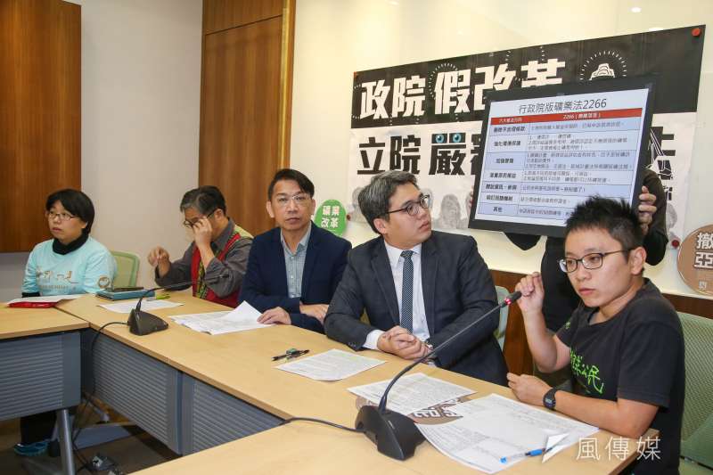 20171225-立法院.「政院假改革 立院嚴審礦業法」記者會,(右起)地球公民基金會研究員夏靖庭、法扶律師謝孟羽、立委徐永明、台灣原住民行動聯盟秘書長歐蜜偉浪、台灣野蠻心足生態協會律師蔡雅瑩。(陳明仁攝) 20171225-立法院.「政院假改革 立院嚴審礦業法」記者會,(右起)地球公民基金會研究員夏靖庭、法扶律師謝孟羽、立委徐永明、台灣原住民行動聯盟秘書長歐蜜偉浪、台灣野蠻心足生態協會律師蔡雅瑩。(陳明仁攝)