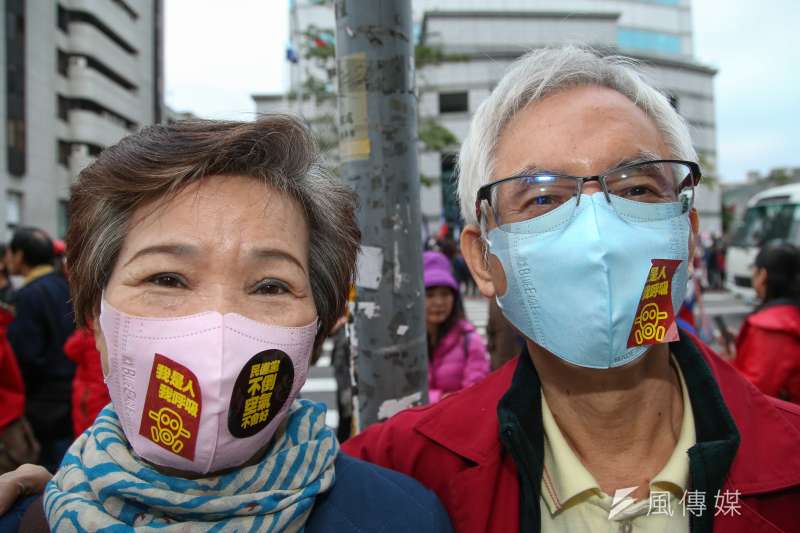 20180101-國民黨中央107年元旦「革新 團結 重返執政」升旗活動,參加升旗的黨員升旗戴上發送口罩,並貼上「民進黨不倒,空氣不會好」來反諷凸顯最近空汙問題嚴重。(陳明仁攝) 20180101-國民黨中央107年元旦「革新 團結 重返執政」升旗活動,參加升旗的黨員升旗戴上發送口罩,並貼上「民進黨不倒,空氣不會好」來反諷凸顯最近空汙問題嚴重。(陳明仁攝)