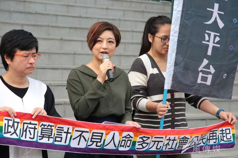 20180104-婚姻平權大平台總召集人呂欣潔、伴侶盟理事長許秀雯律師、伴侶盟秘書長簡至潔4日於呂欣潔、陳凌同性婚姻登記行政訴訟案宣判後,召開「政府算計不見人名,多元社會公民再起」記者會。(顏麟宇攝) 20180104-婚姻平權大平台總召集人呂欣潔、伴侶盟理事長許秀雯律師、伴侶盟秘書長簡至潔4日於呂欣潔、陳凌同性婚姻登記行政訴訟案宣判後,召開「政府算計不見人名,多元社會公民再起」記者會。(顏麟宇攝)