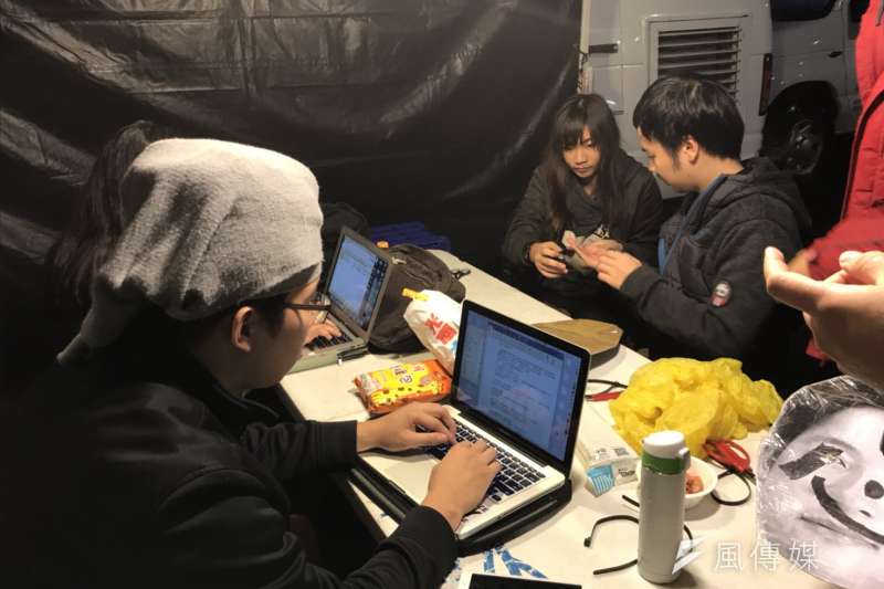 立院抗爭架起K書中心,反修《勞基法》抗爭現場邀期末考學生「邊K書邊反修惡法」。(攝影謝孟穎) 立院抗爭架起K書中心,反修《勞基法》抗爭現場邀期末考學生「邊K書邊反修惡法」。(攝影謝孟穎)