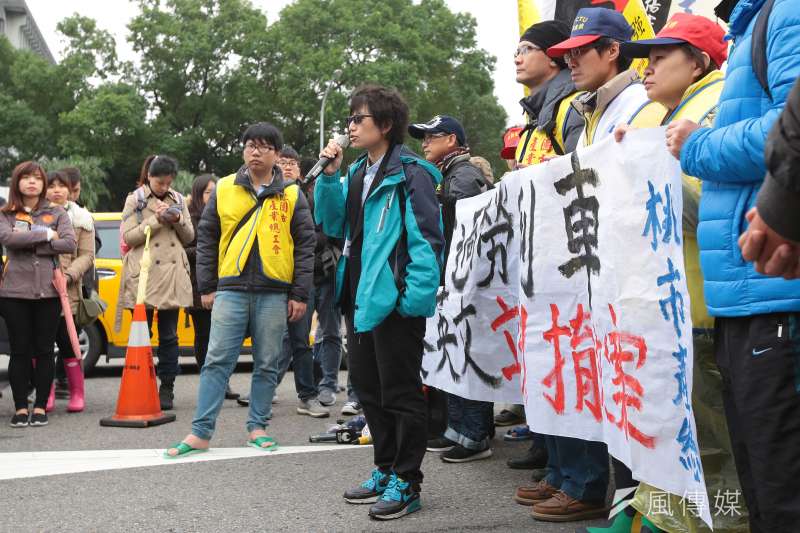 20180109-律師帶黨苴睿律師9日於凱道前召開「未執政貓哭耗子，上台後鎮壓勞工」記者會。（顏麟宇攝）