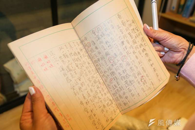 20180109-風數據,酒駕零容忍為,專訪酒駕防制協會理事長陳敏香,遭酒駕撞死台大醫師曾御慈的母親,女兒多才多藝,小學作業簿上已具文采。(陳明仁攝) 20180109-風數據,酒駕零容忍為,專訪酒駕防制協會理事長陳敏香,遭酒駕撞死台大醫師曾御慈的母親,女兒多才多藝,小學作業簿上已具文采。(陳明仁攝)