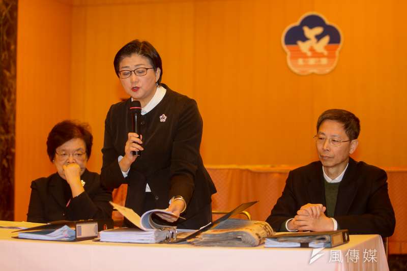 20180129-婦聯會主委雷倩記者會,由副秘副書長汲宇荷、律師徐履冰陪同,在會中沈痛呼籲。(陳明仁攝) 20180129-婦聯會主委雷倩記者會,由副秘副書長汲宇荷、律師徐履冰陪同,在會中沈痛呼籲。(陳明仁攝)