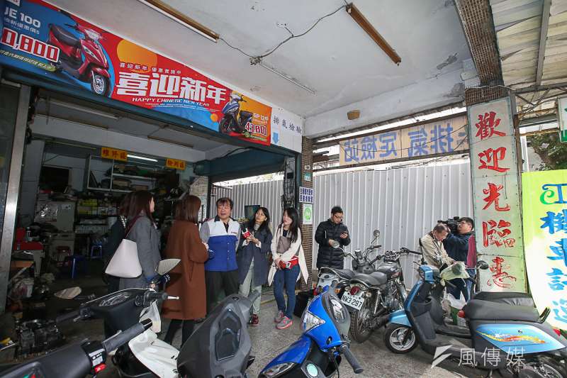 20180213-台北市都更處-永春都更案新建工程復工儀式,等了十八年,不同意戶的公寓樓層,一樓的機車行和美髮廳仍營業著。(陳明仁攝) 20180213-台北市都更處-永春都更案新建工程復工儀式,等了十八年,不同意戶的公寓樓層,一樓的機車行和美髮廳仍營業著。(陳明仁攝)