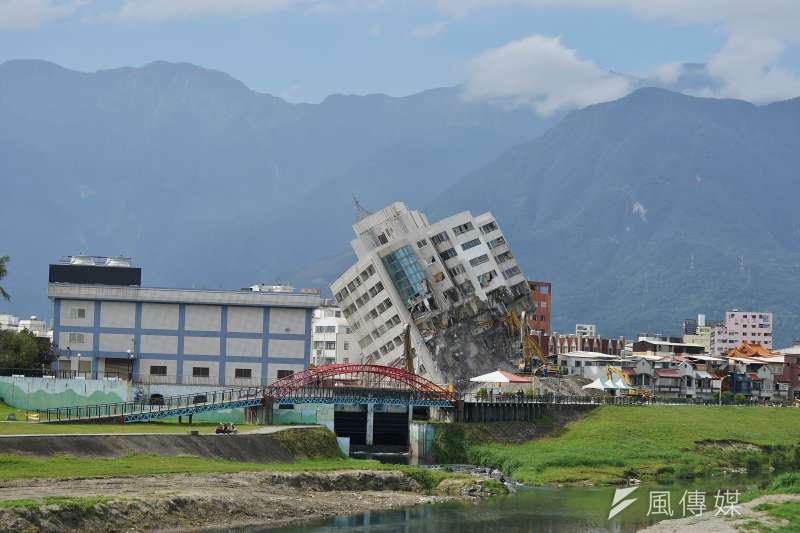 20180206-大年初一，花蓮雲門翠堤大樓拆除工程進行中，在後山美景中前顯得相當突兀。（盧逸峰攝）