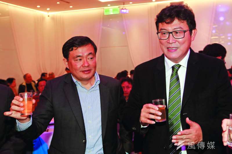 姚文智(右)和洪耀福(左)在民進黨市黨部春酒會與柯文哲大玩「躲貓貓」。(郭晉瑋攝) 姚文智(右)和洪耀福(左)在民進黨市黨部春酒會與柯文哲大玩「躲貓貓」。(郭晉瑋攝)