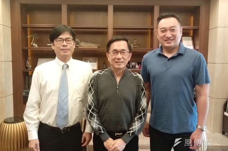 扁聯會成立,將支持友善候選人,圖為前總統陳水扁(中)和陳其邁(左)及其提拔的高市議員陳政聞合照。(取自網路)