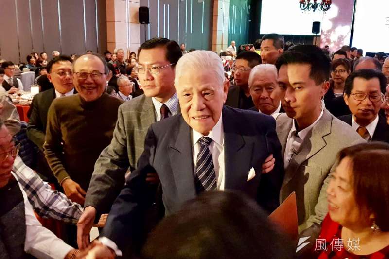 李登輝前總統晚間出席台灣之友會新春聯誼前受訪表示,柯文哲支持度達56%,應該要一起支持他。(顏振凱攝) 李登輝前總統晚間出席台灣之友會新春聯誼前受訪表示,柯文哲支持度達56%,應該要一起支持他。(顏振凱攝)