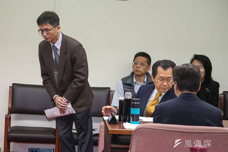 深澳燃煤電廠環評風波,相關官員列席立院社福及衛環委員會報告及備詢,執政黨總召柯建銘和委員在現場護持,並擋下要求環境保護署副署長詹順貴(左)提案。(資料照片,陳明仁攝)