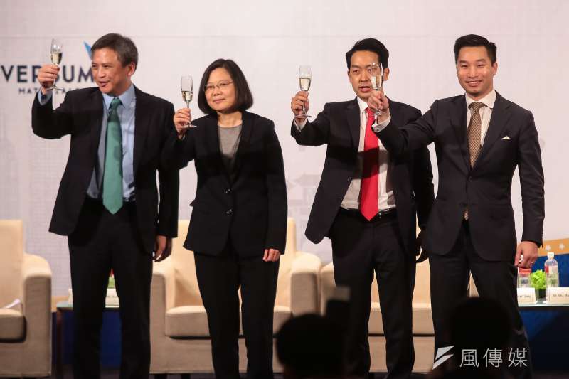 20180321-美國在台協會處長梅建華、總統蔡英文、美國商會長章錦華、美國國務院亞太副助卿黃之瀚21日出席「美國商會謝年飯晚宴」。(顏麟宇攝) 20180321-美國在台協會處長梅建華、總統蔡英文、美國商會長章錦華、美國國務院亞太副助卿黃之瀚21日出席「美國商會謝年飯晚宴」。(顏麟宇攝)