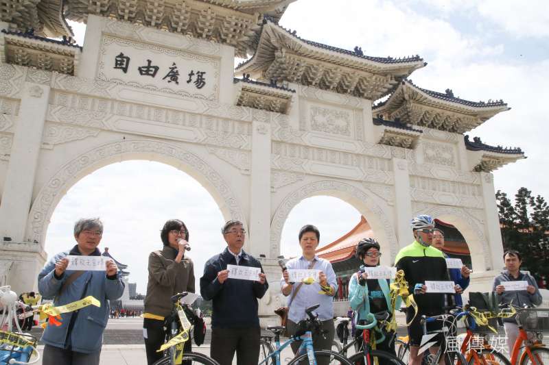 20180408-台權會等人權團體人士為了中國人權律師王全璋、台灣人權志工李明哲，「聲援遭中共拘押人權鬥士而騎」活動，從自由廣場出發，繞北市街頭發聲。（陳明仁攝）