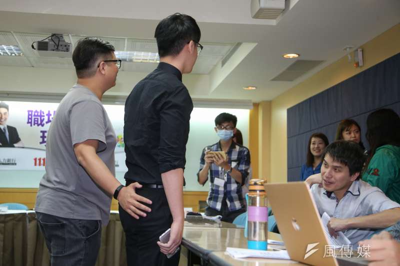被摸臀部的平面模特兒楊先生,出席1111人力銀行「上班族職場性騷擾調查」記者會。(陳明仁攝) 被摸臀部的平面模特兒楊先生,出席1111人力銀行「上班族職場性騷擾調查」記者會。(陳明仁攝)