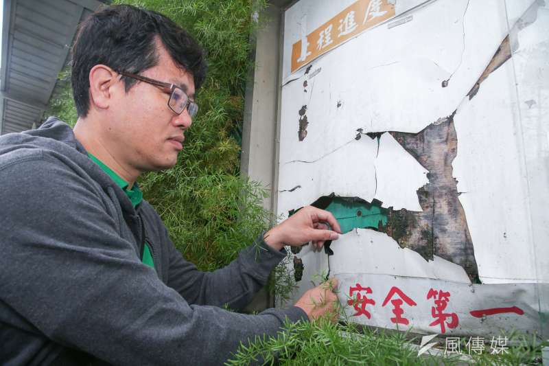 20180417-游藝,松菸公園催生聯盟召集人專訪,他在大巨蛋圍籬外,告示欄已破敗不堪。(陳明仁攝) 20180417-游藝,松菸公園催生聯盟召集人專訪,他在大巨蛋圍籬外,告示欄已破敗不堪。(陳明仁攝)