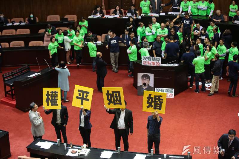 20180420-軍人年改20日付委,國民黨立委包圍主席台,與民進黨立委發生推擠,時代力量則在議場內高舉「婚姻平權」標語。(顏麟宇攝) 20180420-軍人年改20日付委,國民黨立委包圍主席台,與民進黨立委發生推擠,時代力量則在議場內高舉「婚姻平權」標語。(顏麟宇攝)