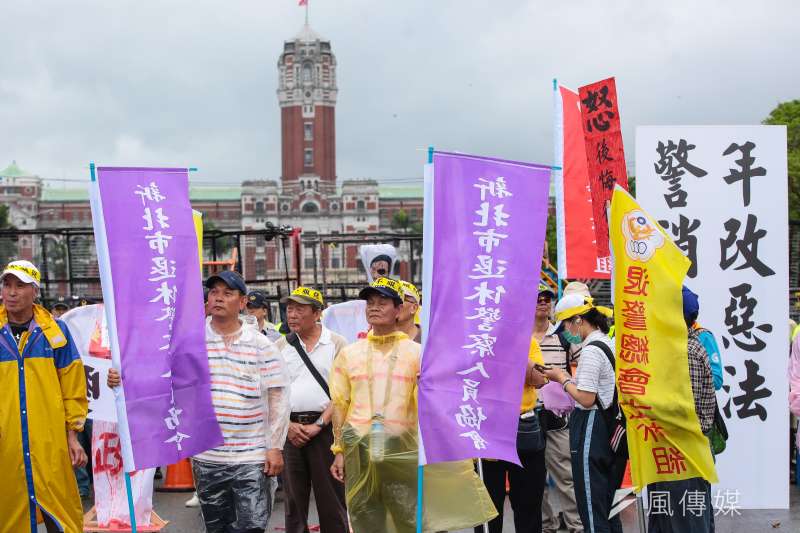 20180424-退休警消人員24日舉行警消不服從遊行,最後步行至凱道。(顏麟宇攝) 20180424-退休警消人員24日舉行警消不服從遊行,最後步行至凱道。(顏麟宇攝)