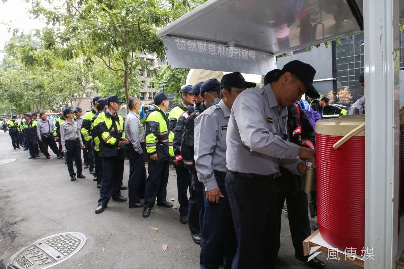 內政部擬擬為基層警消加薪,銓敘部報告提出兩項疑慮,包括會增加政府財政負擔以及恐引發其他人員要求比照。(資料照,陳明仁攝)