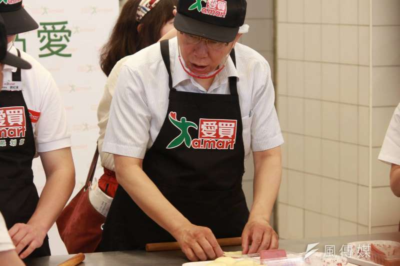 20180501-柯文哲1日出席「台北市綜合職能班學生與柯市長的特別職業體驗」活動,與身心障礙學生一同實作,體驗包含將水果上架、麵包製作等工作。(方炳超攝) 20180501-柯文哲1日出席「台北市綜合職能班學生與柯市長的特別職業體驗」活動,與身心障礙學生一同實作,體驗包含將水果上架、麵包製作等工作。(方炳超攝)