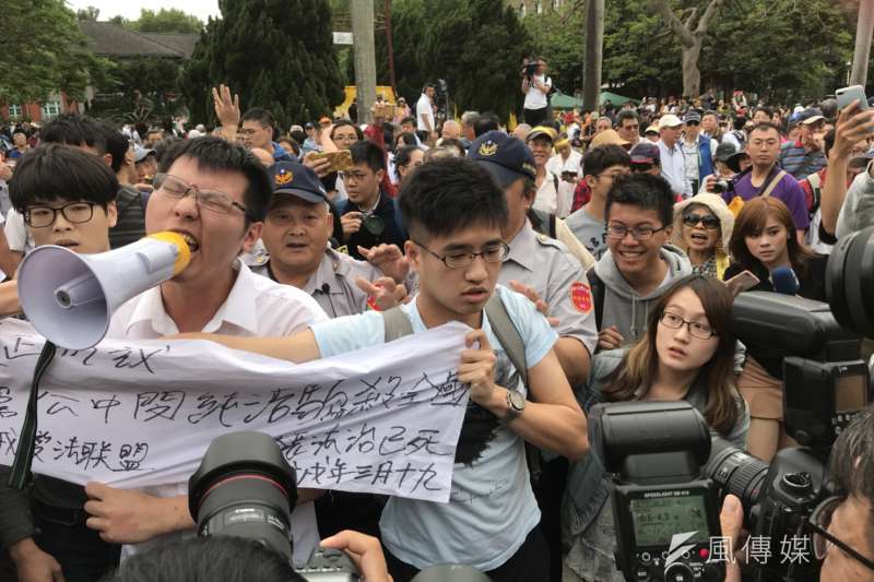 20180504-數名台大學生高舉「管中閔純潔騙殺全國」的布條於傅鐘另一頭經過,立即遭到挺管民眾包圍,雙方並一度爆發衝突。(吳尚軒攝) 20180504-數名台大學生高舉「管中閔純潔騙殺全國」的布條於傅鐘另一頭經過,立即遭到挺管民眾包圍,雙方並一度爆發衝突。(吳尚軒攝)